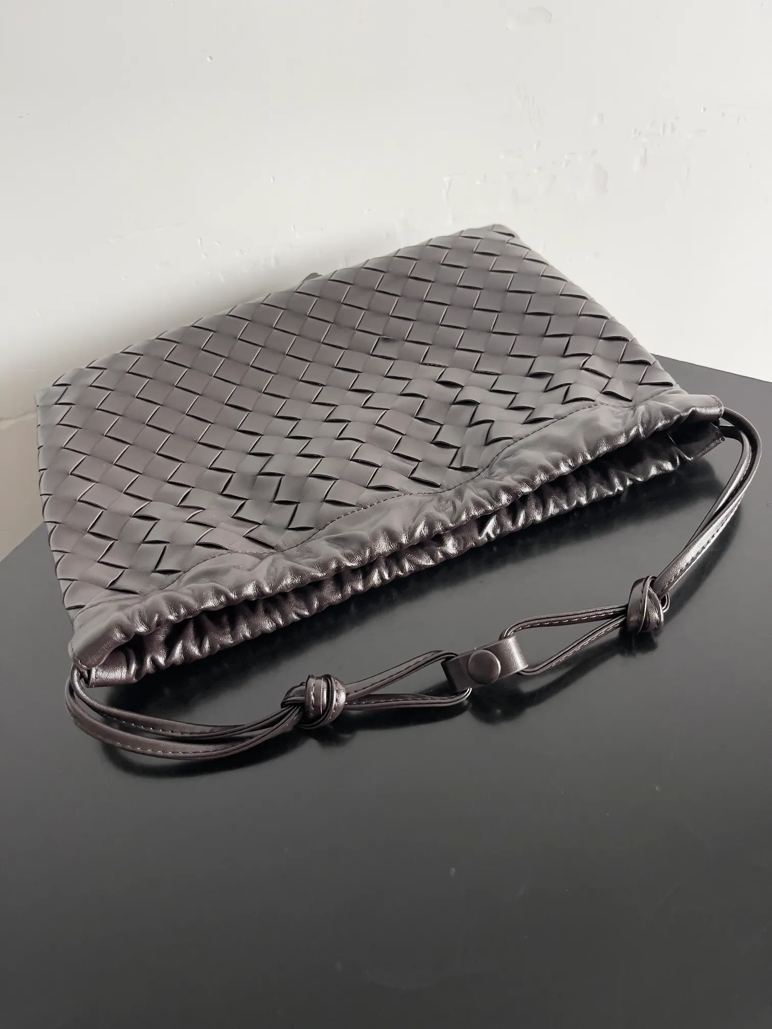 Batch 1560 Armpit bags have become a fashionable item that every girl has in their hands in recent years🛍️. The elegant and simple style has won the love of many people of different ages. However, there is an unavoidable trouble with armpit bags, that is, the capacity is too small, and BOTTEGA VENETA’s new Dustbag Considering people's travel needs, the capacity of garbage bags has been greatly upgraded. Folding umbrellas, water cups, and girls' makeup powder and lipstick can all be accommodated. It is very light and resistant to dirt. Even if you have a lot of things when traveling, it can reduce the burden to a certain extent. The shoulder straps are buckled and can be changed at will. It can be used for hand holding or as the liner of a large bag. After the drawstring is drawn, it looks like a cloud bag. It is very suitable for concave styling when traveling in summer🙋🏻‍♀️ Style number: 796728 Size: 32*23*1cm